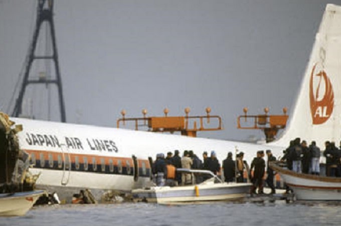 墜落した日本航空350便の画像