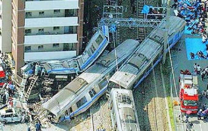 福知山線脱線事故の画像